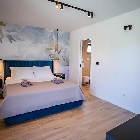 M Villa *